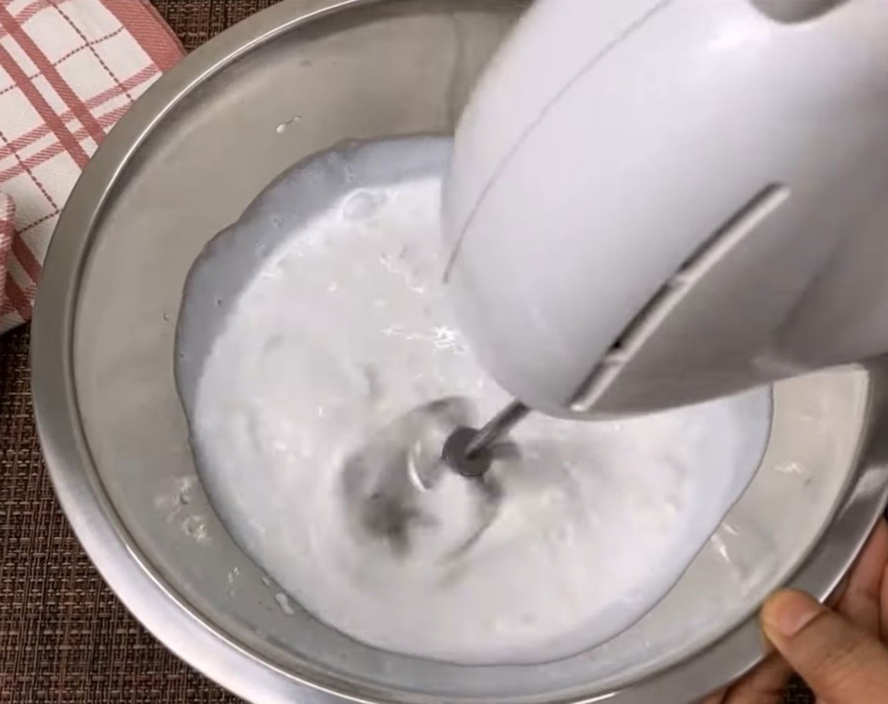 Cách làm kem mít tại nhà bước 2 đánh Whipping cream lên